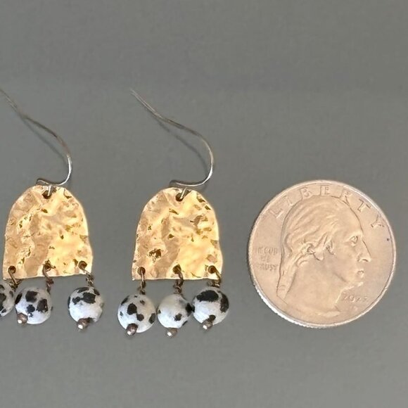 Artistic Abstract Hammered Gold Tone Dangling Dalmatian Stone Bead Earrings New - Picture 3 of 3